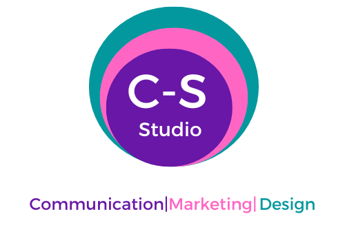 Logo du studio. 3 cercles , les uns devant les autres , du plus petit au plus grand , vert , rose et violet , avec ecrit les lettre C et S , et le mot studio en dessous. En dessous , il y a ecrit , communication,marketing et design